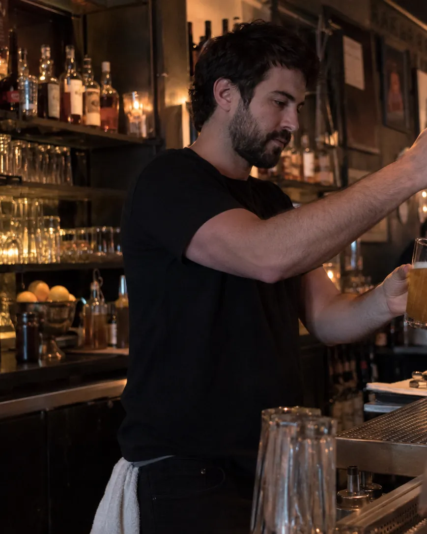 Bartender sirviendo una cerveza de barril